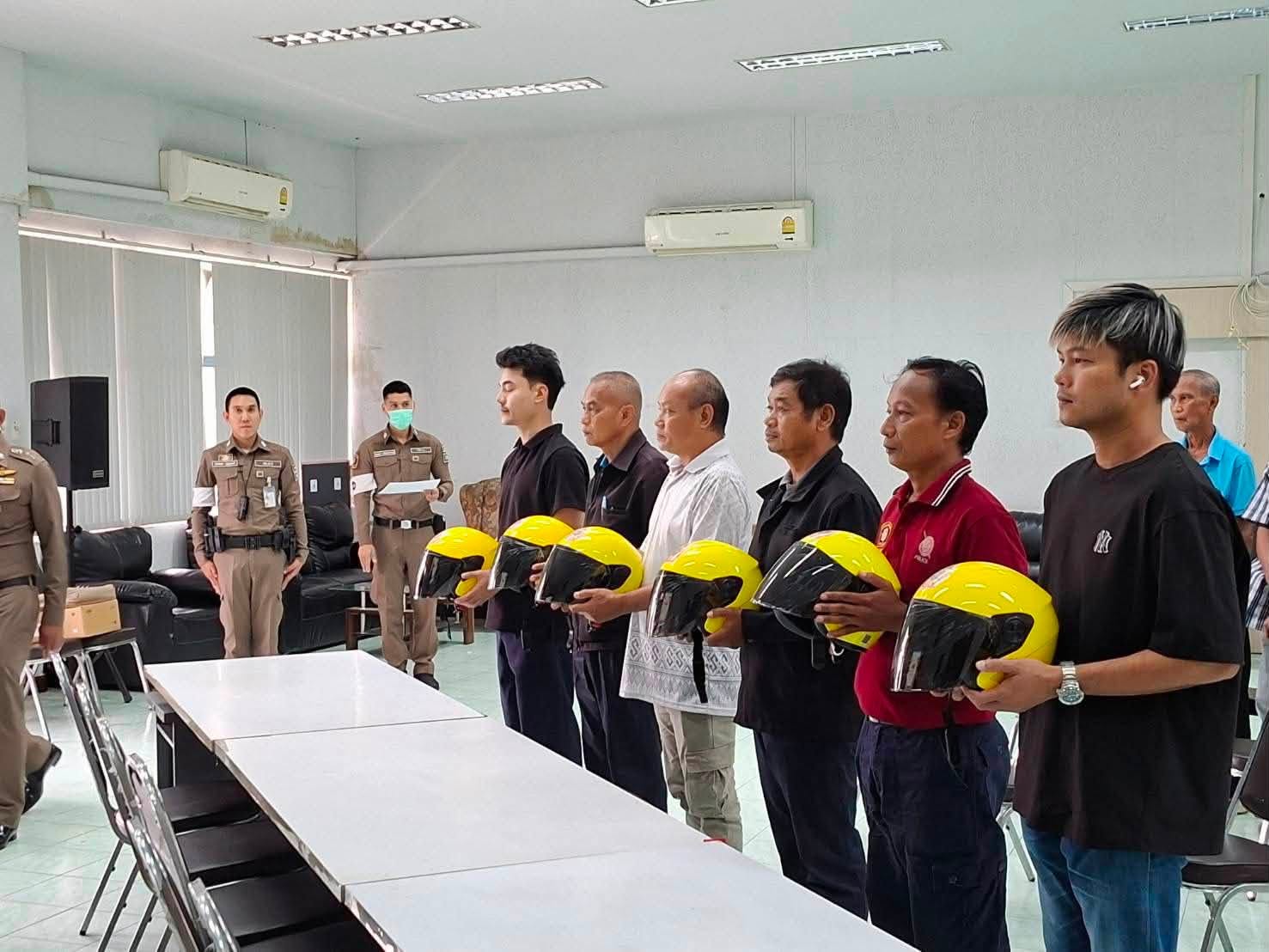 ภาพประกอบข่าว โครงการรับมอบหมวกนิรภัยเฉลิมพระ เกียรติพระบาทสมเด็จพระวชิรเกล้าเจ้าอยู่หัว ภายใต้โครงการส่งเสริมความปลอดภัย