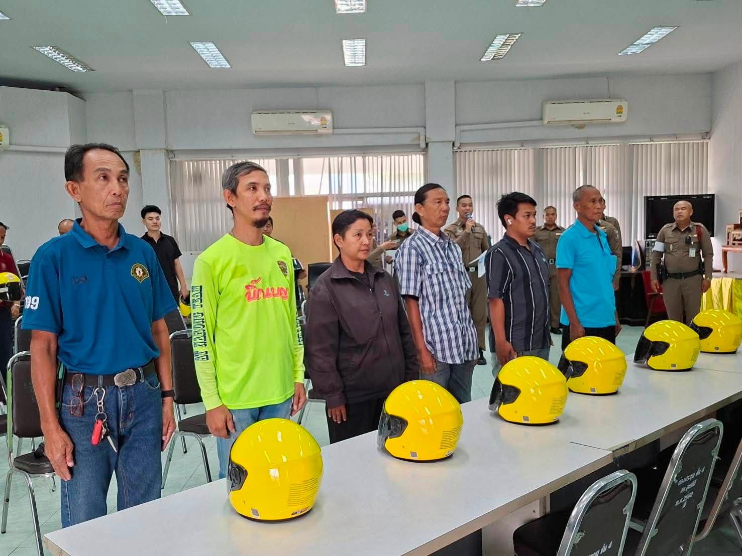 ภาพประกอบ โครงการรับมอบหมวกนิรภัยเฉลิมพระ เกียรติพระบาทสมเด็จพระวชิรเกล้าเจ้าอยู่หัว ภายใต้โครงการส่งเสริมความปลอดภัย ภาพที่ 2
